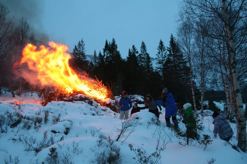 Bål