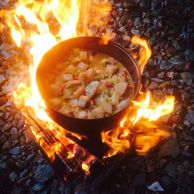 Fiskesuppe på bål