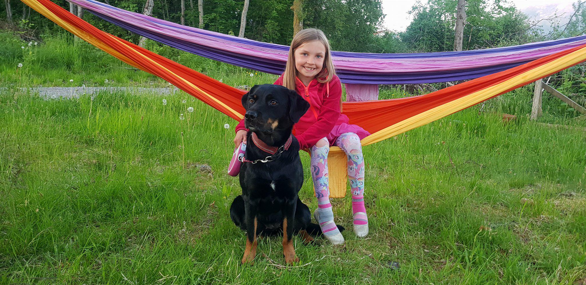 Jenny og hund i hengekøya