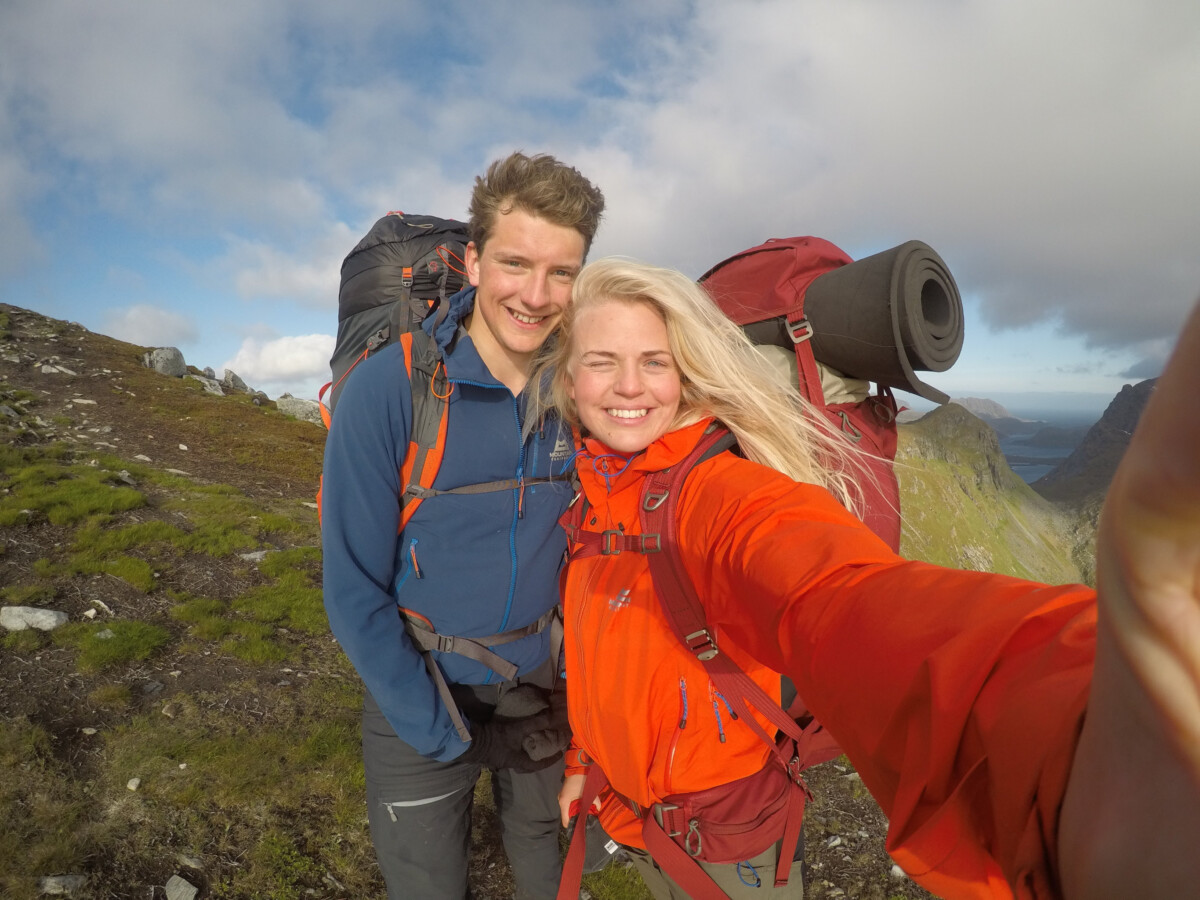 Par på fjelltur tar en selfie