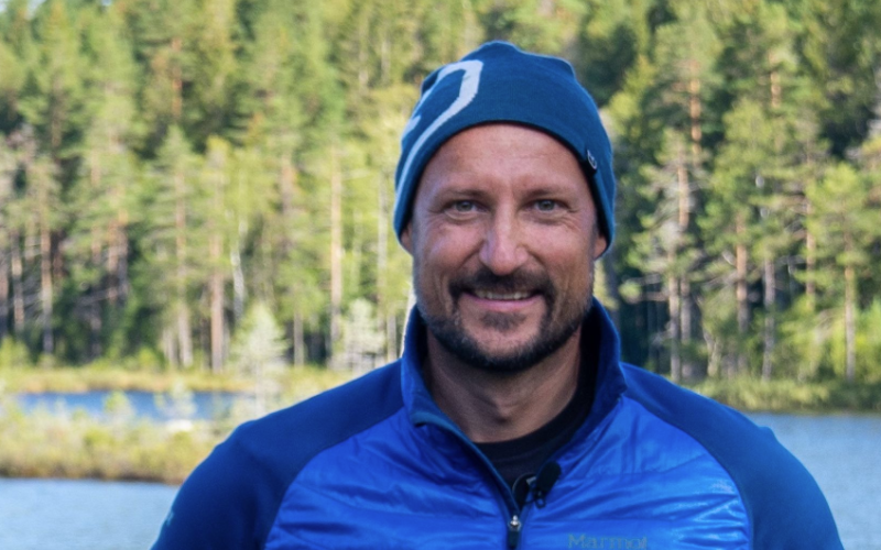 Kronprins Haakon på tur i skogen.