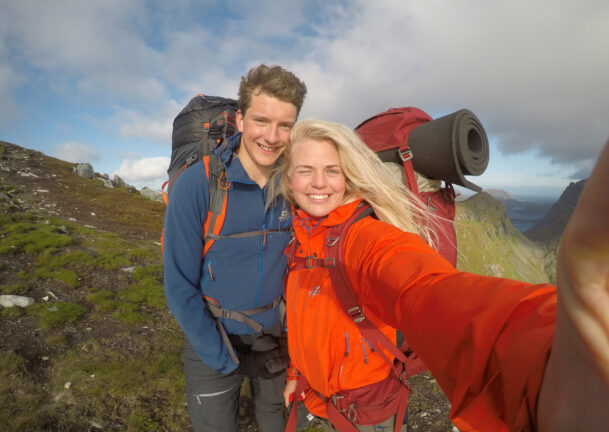 Par på fjelltur tar en selfie