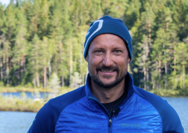 Kronprins Haakon på tur i skogen.